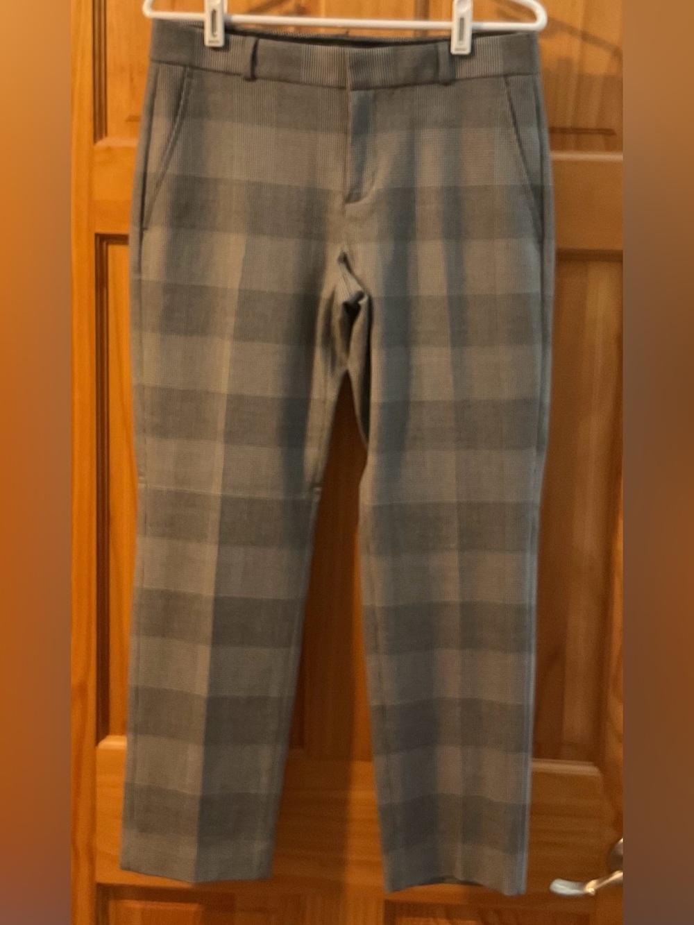 Banana Republic Ryan Trousers in a Grey Plaid pattern. Size 4